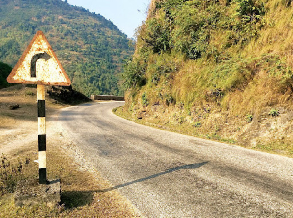 हात्तीको आक्रमणबाट मानिसकाे मृत्यु भएपछि मदन भण्डारी राजमार्गको सिन्धुली खण्ड अवरुद्ध